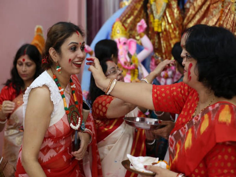 Happy Dussehra Wishes to Boss Hyper Content Employee Wishing Boss During Festive Office Dussehra Celebration