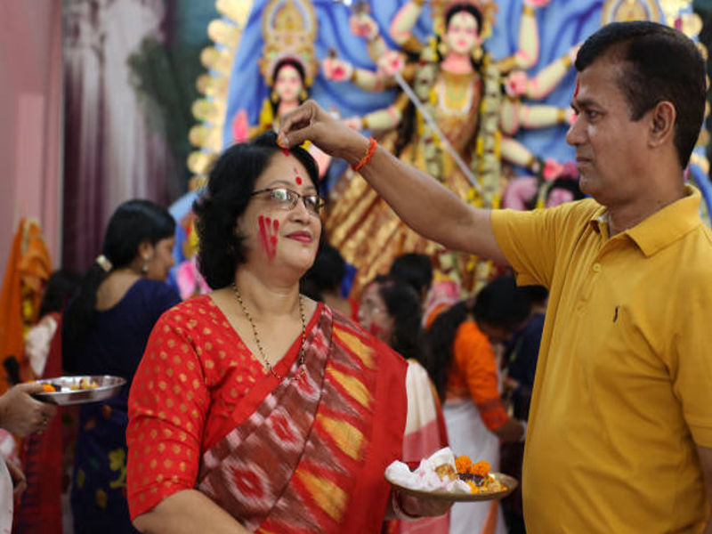 Happy Dussehra Wishes to Wife Hyper Content Husband Giving Dussehra Greeting and Flowers to Wife