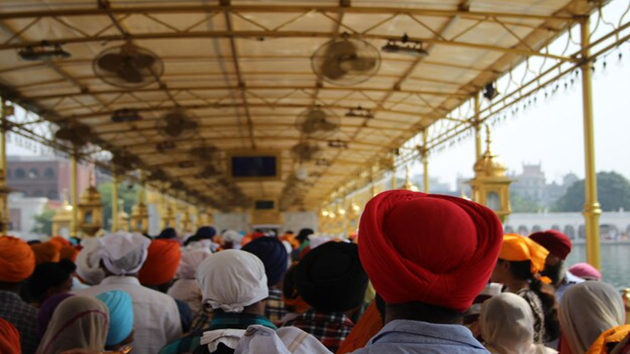 peoplevisitingsikhtemple Hyper Content Blog People in a Sikh Temple